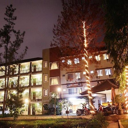 Hotel Lotus Бандунг Экстерьер фото