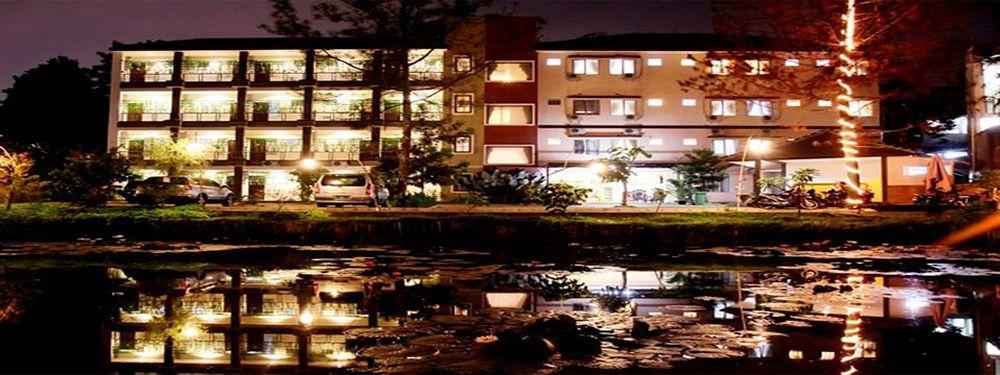 Hotel Lotus Бандунг Экстерьер фото