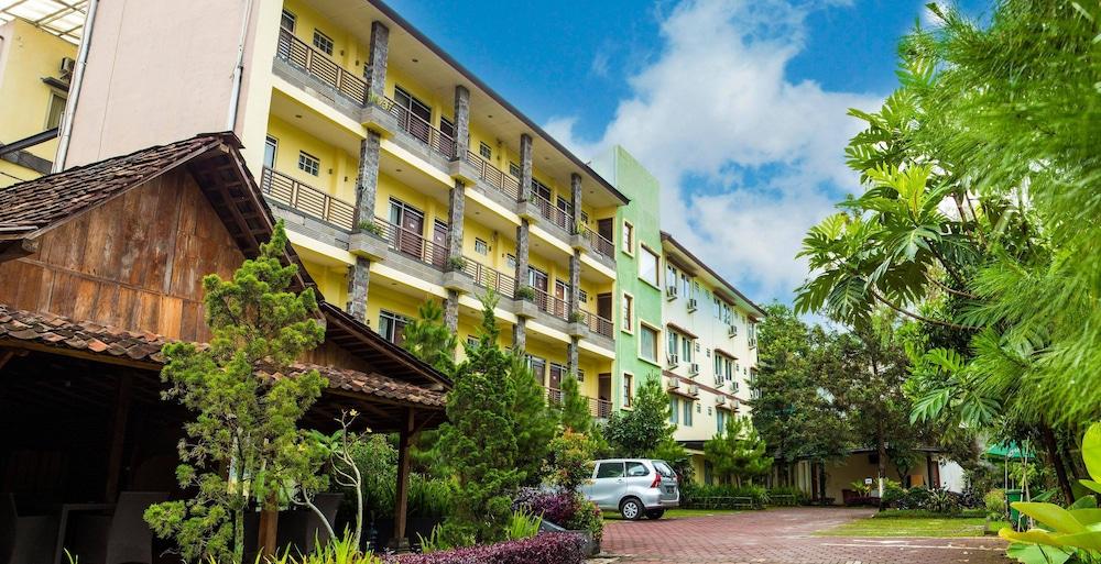 Hotel Lotus Бандунг Экстерьер фото