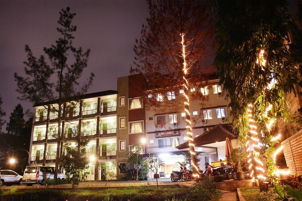 Hotel Lotus Бандунг Экстерьер фото