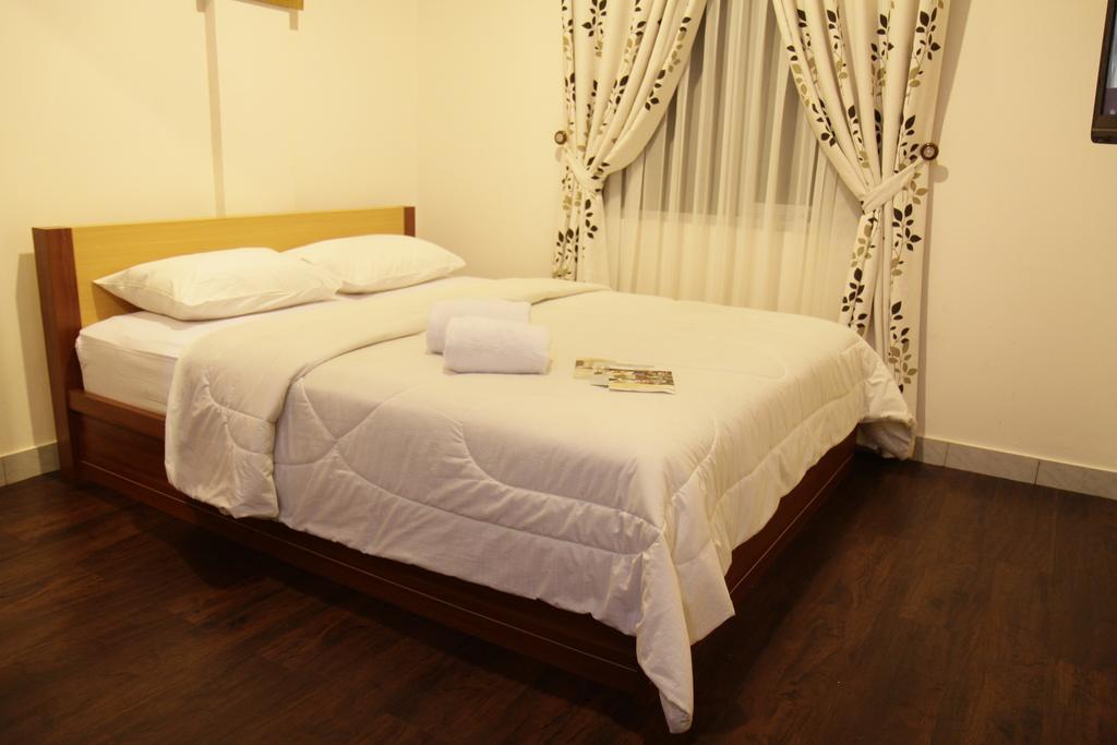 Hotel Lotus Бандунг Номер фото