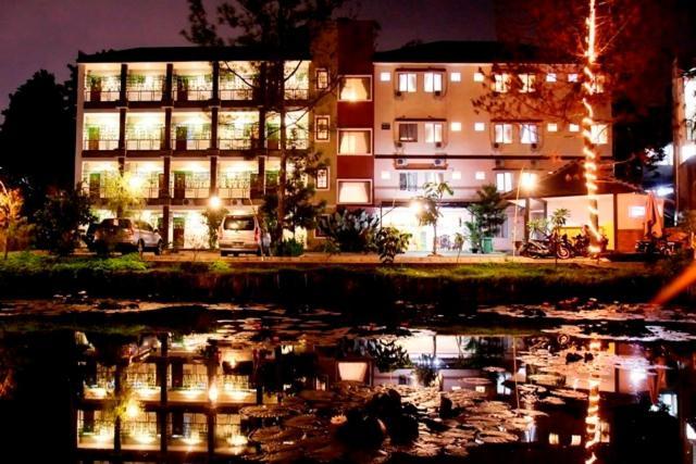 Hotel Lotus Бандунг Экстерьер фото