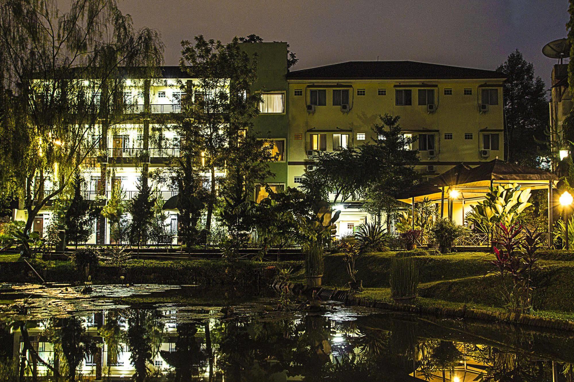 Hotel Lotus Бандунг Экстерьер фото