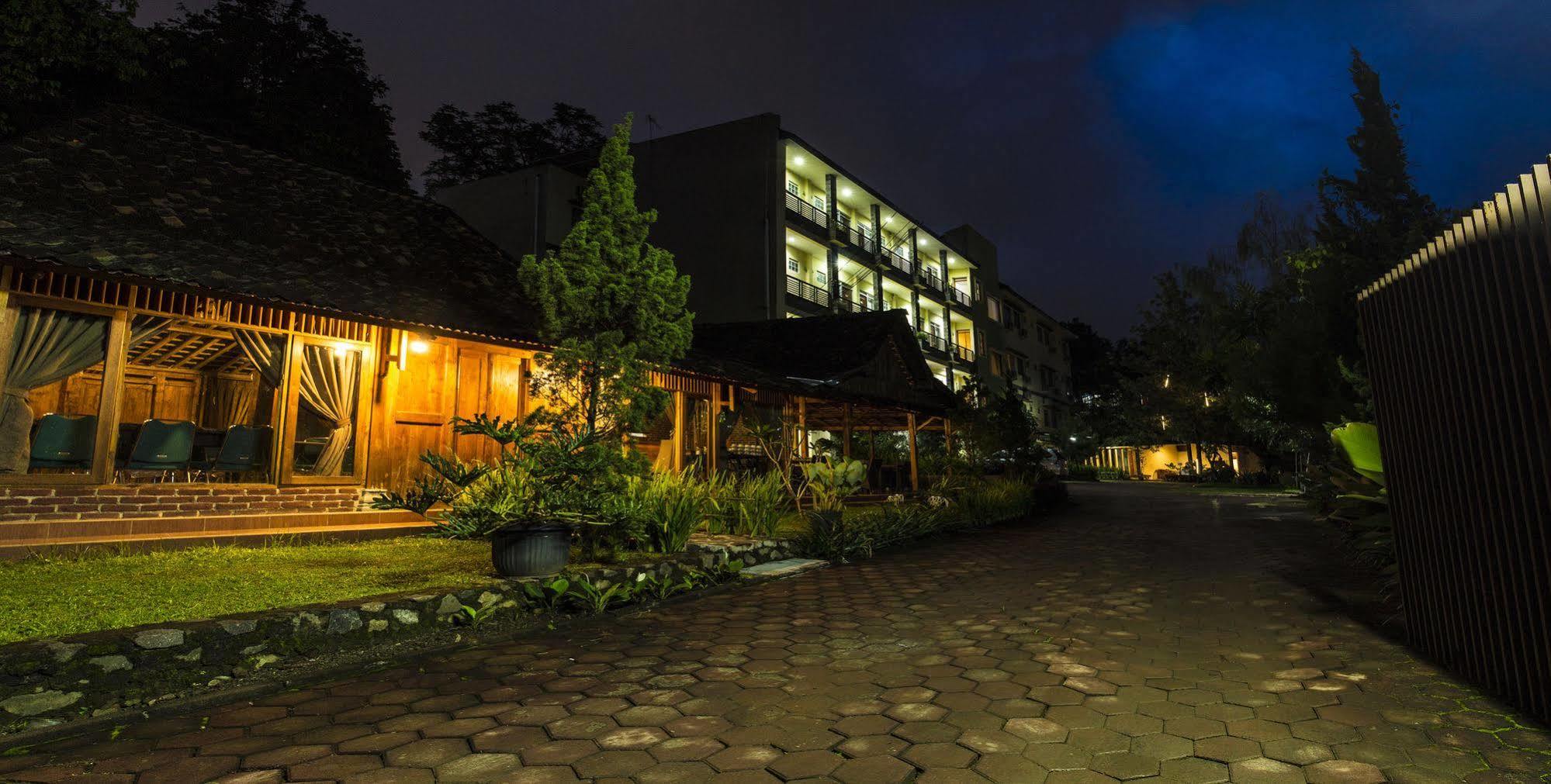 Hotel Lotus Бандунг Экстерьер фото
